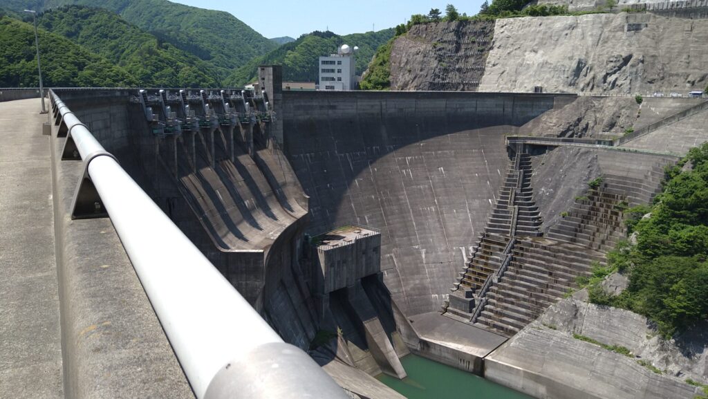 右岸の下流側から見た湯田ダム