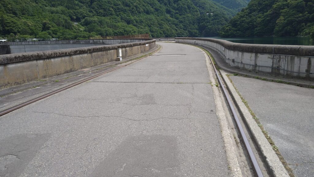 水殿ダムの天端のレール