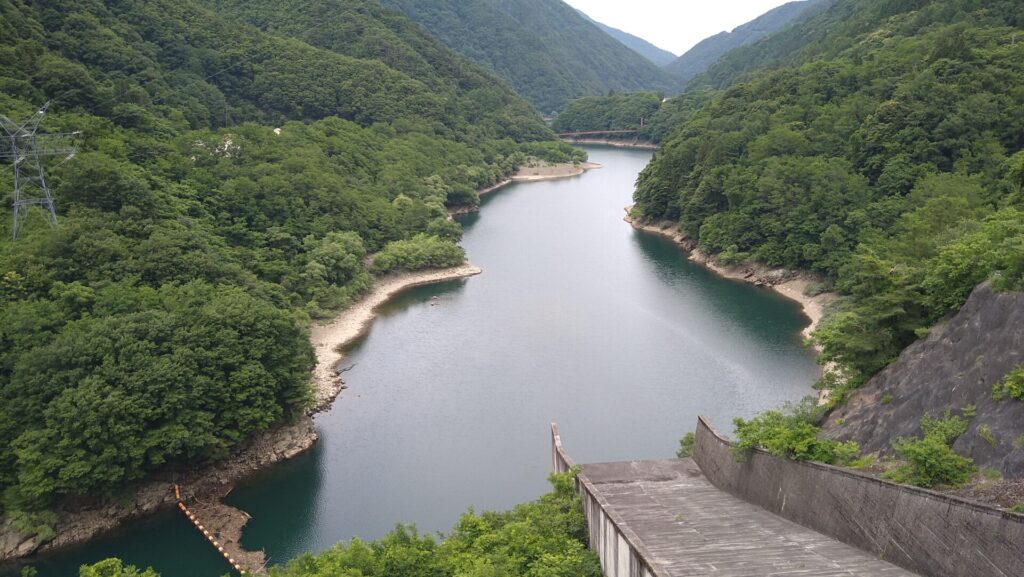 水殿ダムの下流側