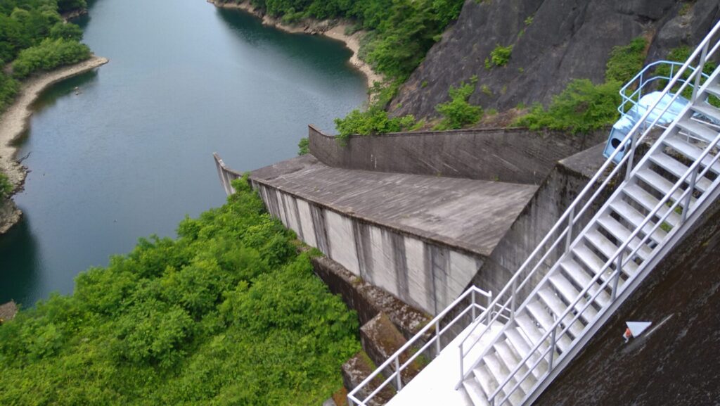 水殿ダムの導流部