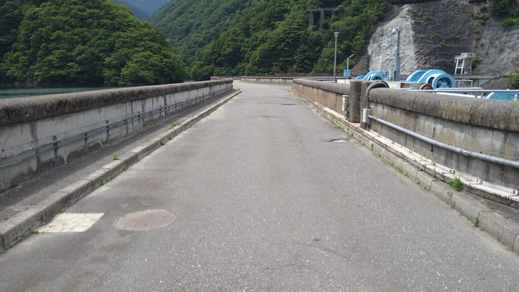 水殿ダムの天端