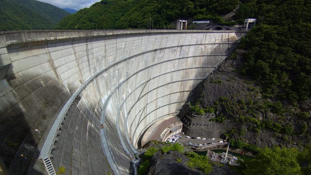 右岸の下流側から見た奈川渡ダム