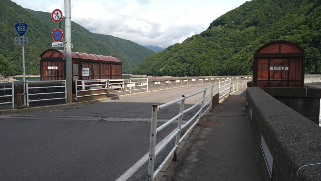 奈川渡ダムの地下道