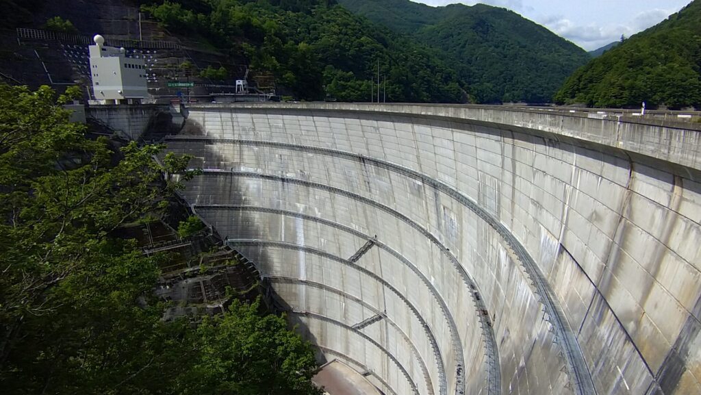 左岸の下流側から見た奈川渡ダム