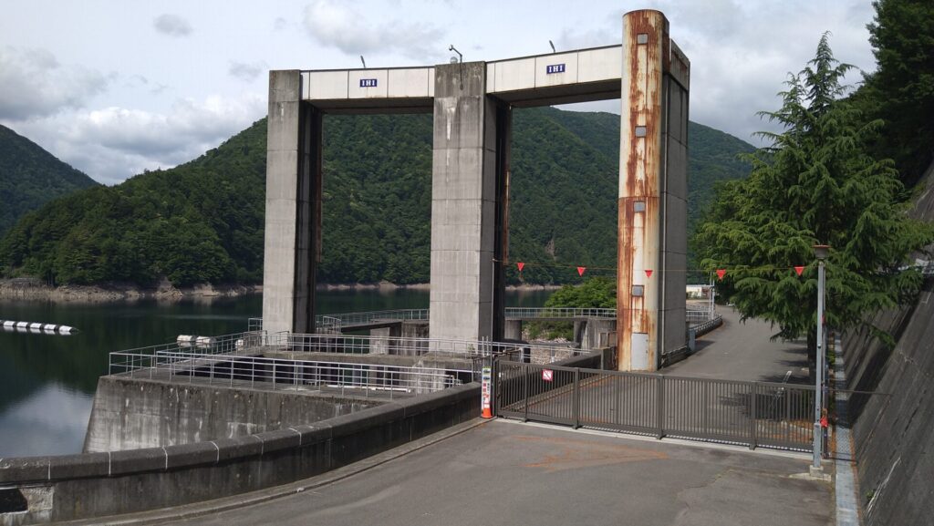 奈川渡ダムの洪水吐