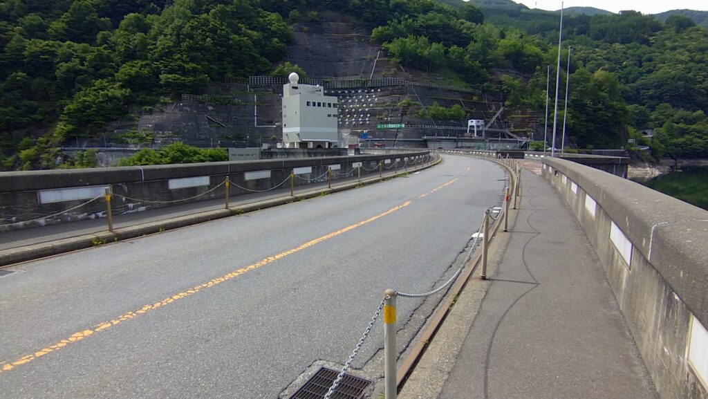 奈川渡ダムの天端