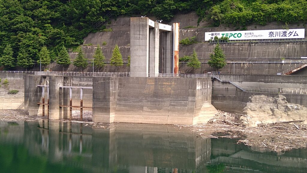 奈川渡ダムの洪水吐