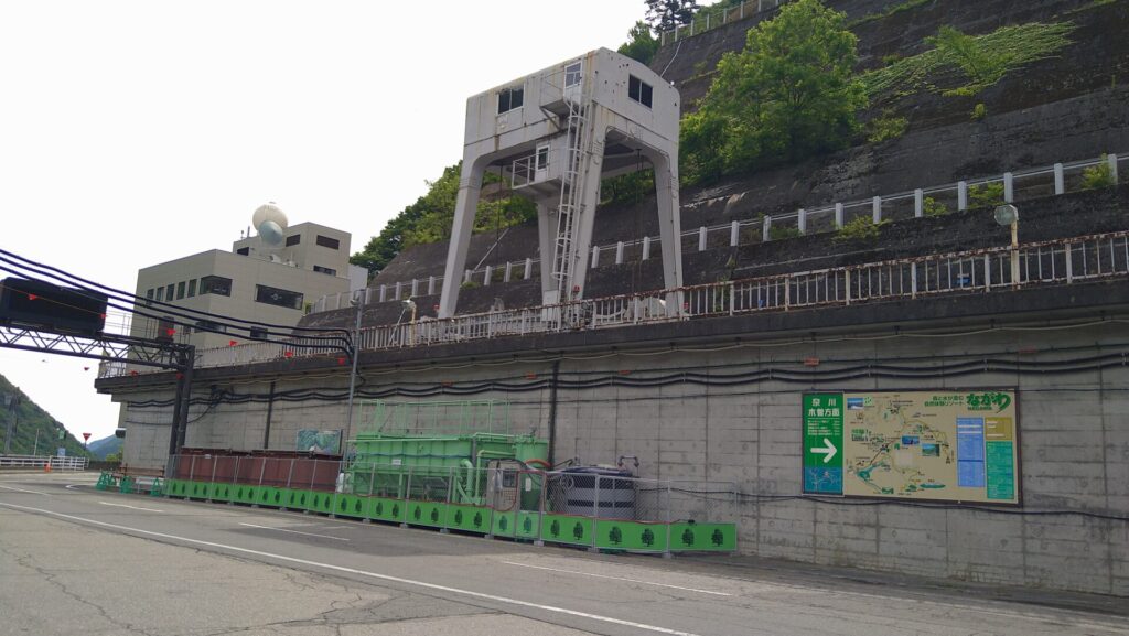奈川渡ダムの右岸にあるクレーン