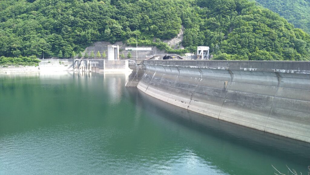 右岸の上流側から見た奈川渡ダム