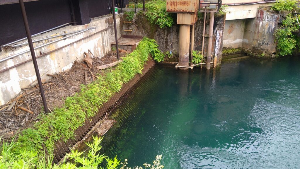 東京電力取水堰の取水口