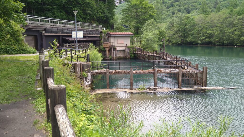 東京電力取水堰の取水口