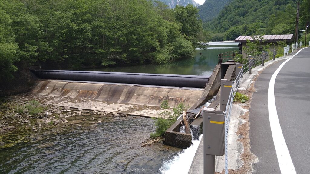 左岸の下流側から見た東京電力取水堰
