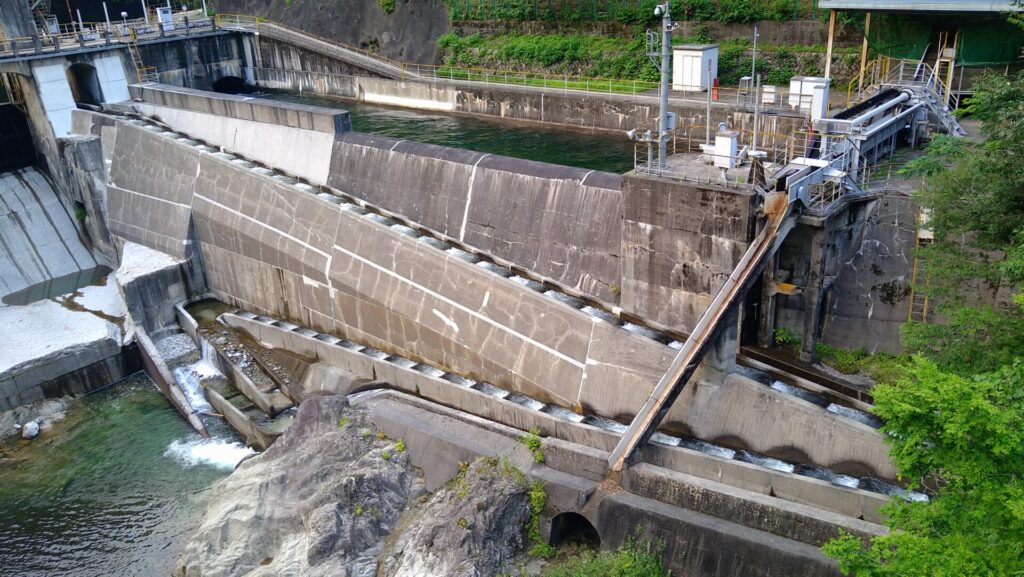 和知野ダムの魚道と沈砂池