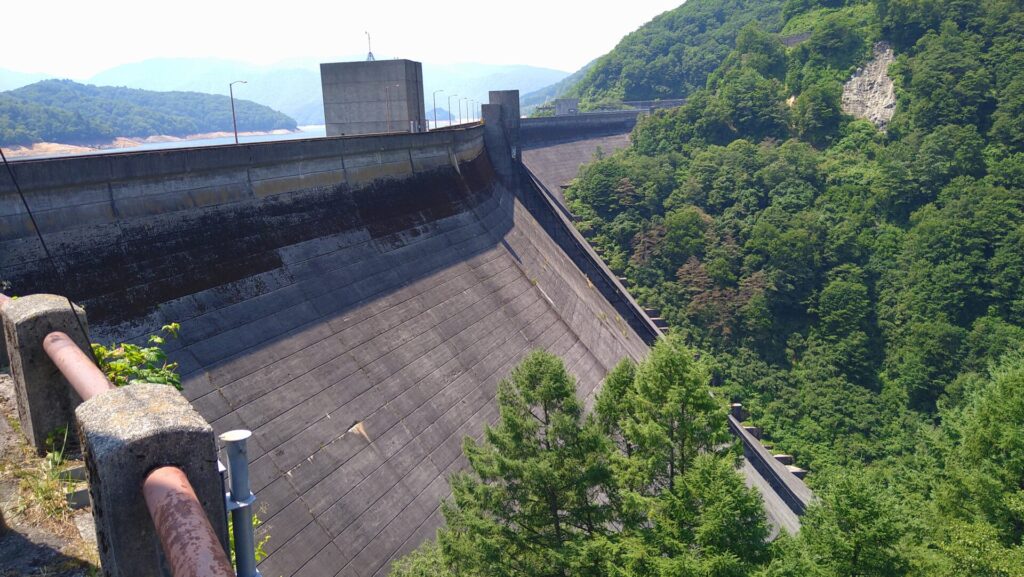 右岸の下流側から見た有峰ダム