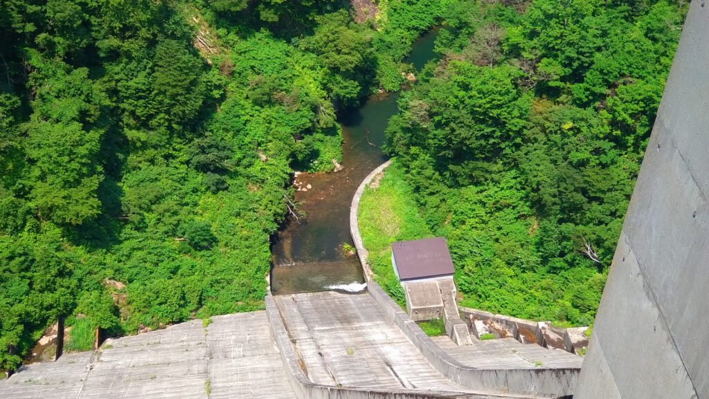 有峰ダムのダム下