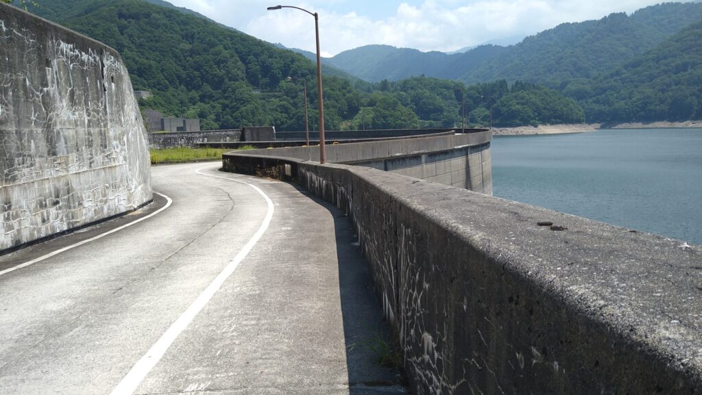 左岸付近から見た有峰ダムの天端