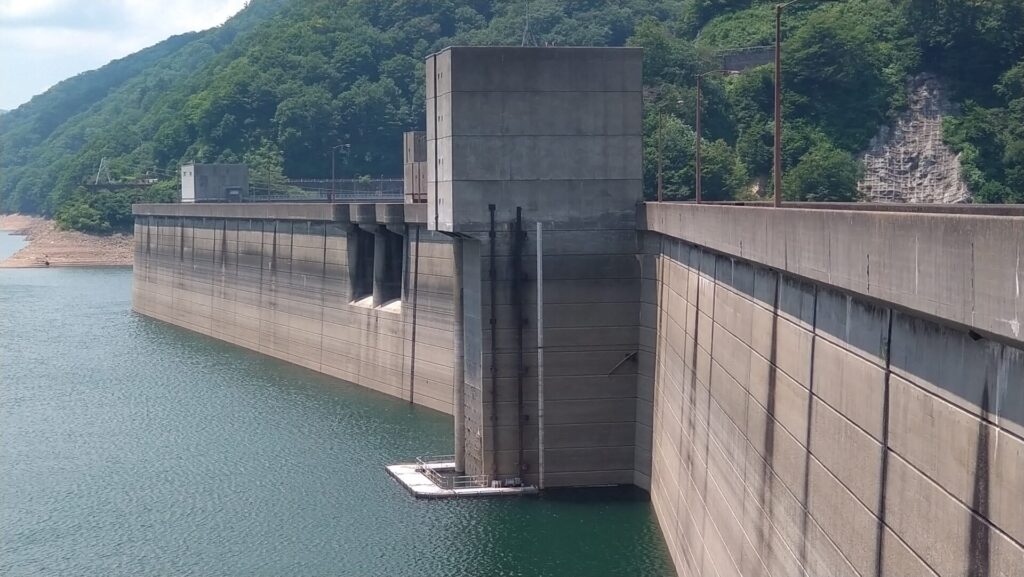 有峰ダムの取水設備