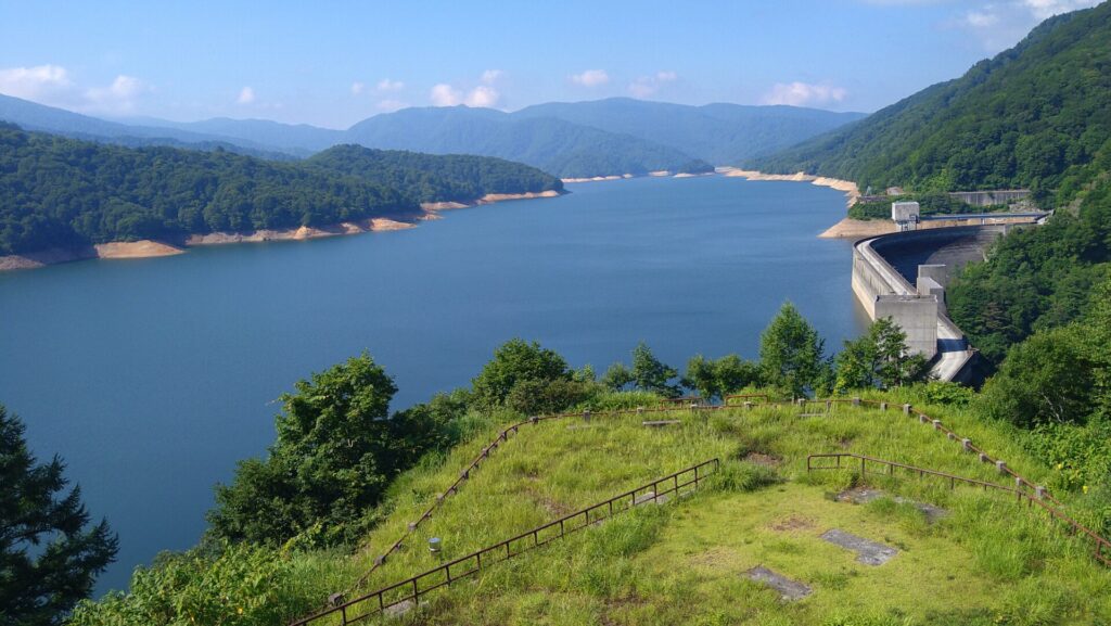 右岸の展望台から見た有峰ダムと有峰湖