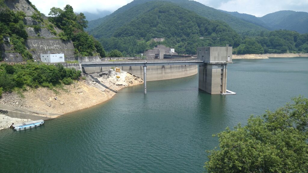 左岸にある有峰ダムの取水設備