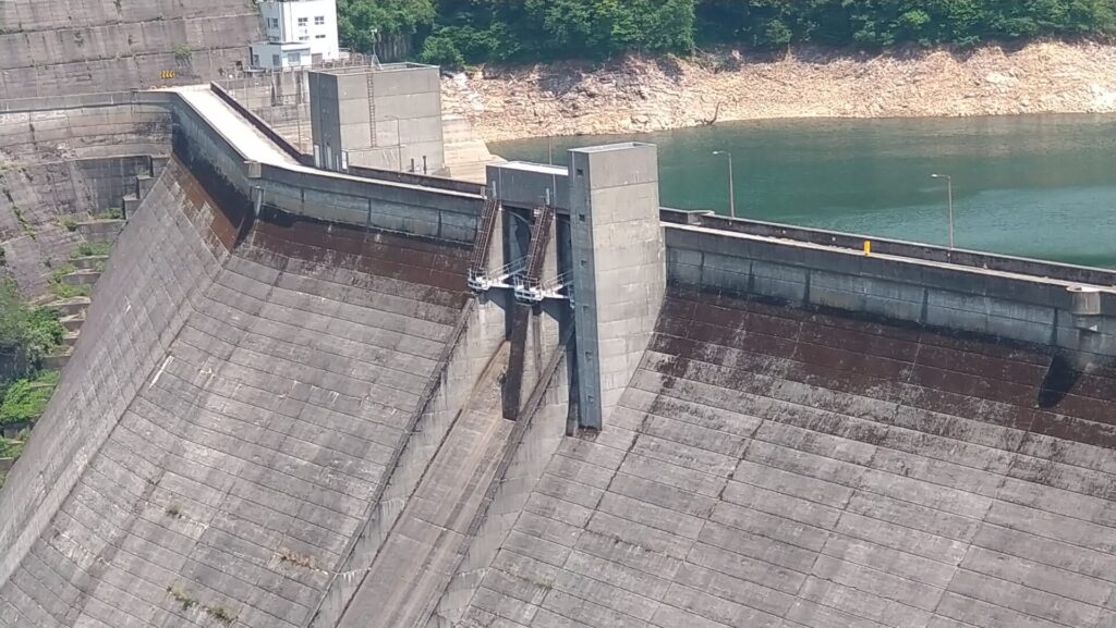 有峰ダムの洪水吐
