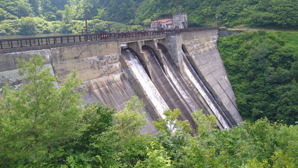 右岸の下流側から見た祐延ダム