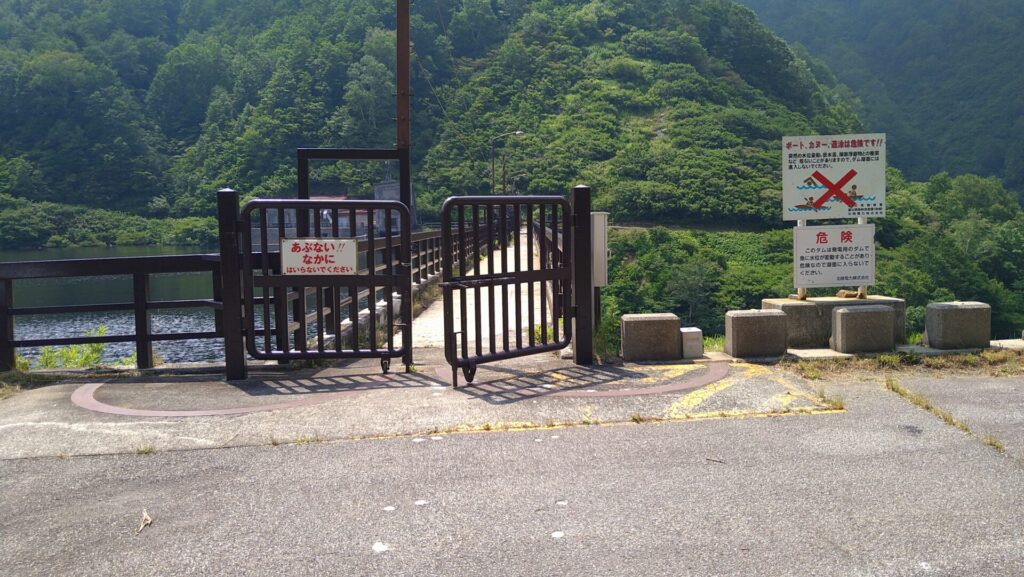 祐延ダムの天端