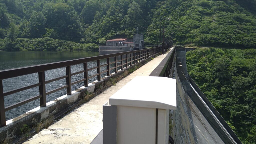 祐延ダムの天端