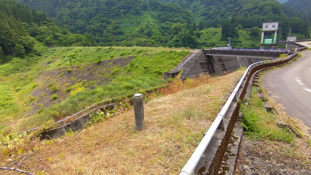 左岸の下流側から見た布施川ダム
