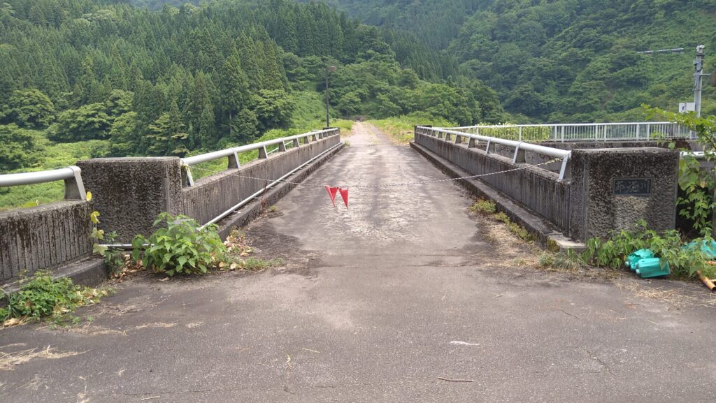 布施川ダムの天端