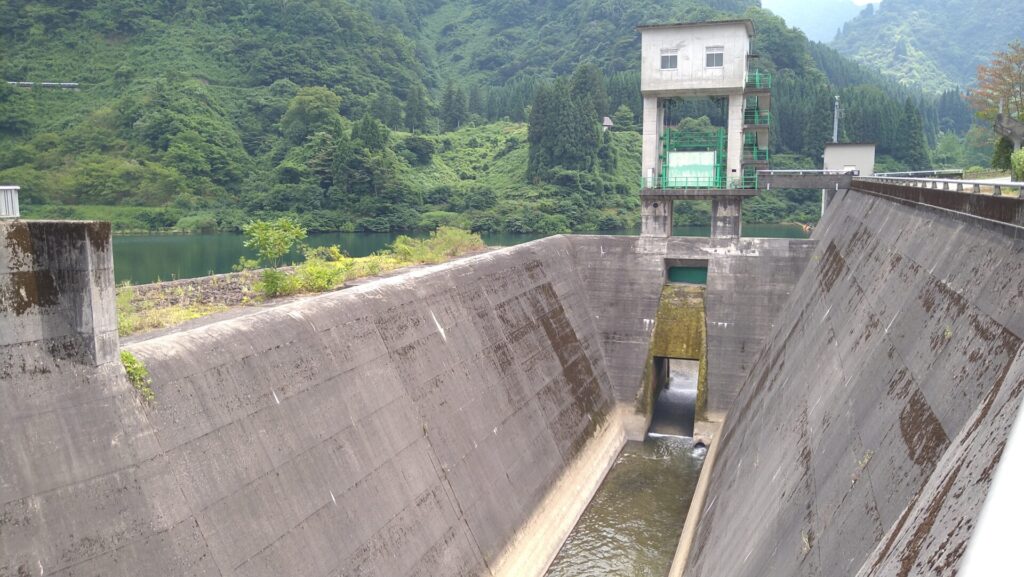 布施川ダムの洪水吐