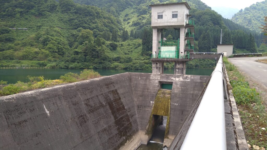 布施川ダムの洪水吐