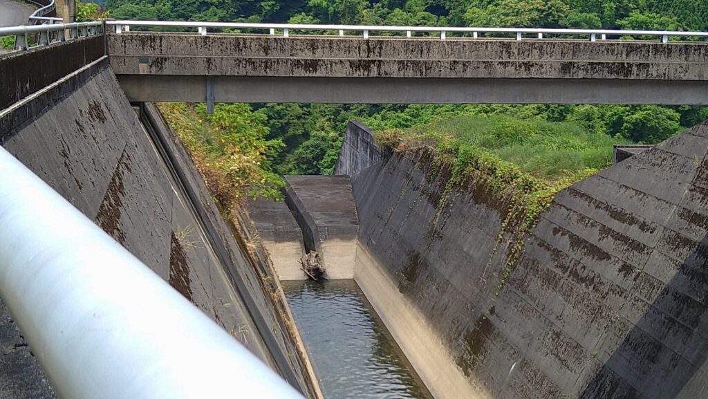 布施川ダムの洪水吐