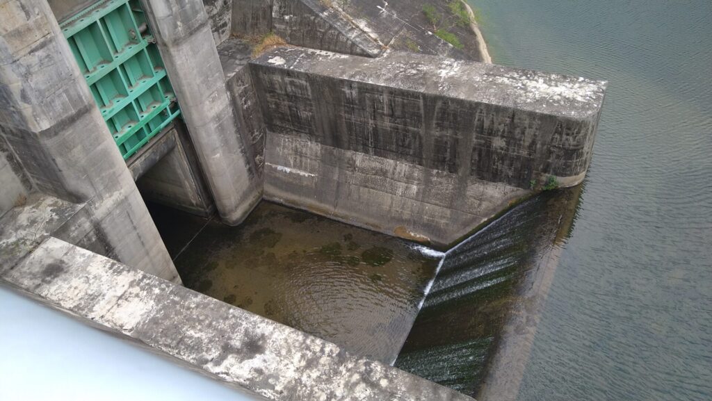 布施川ダムの洪水吐