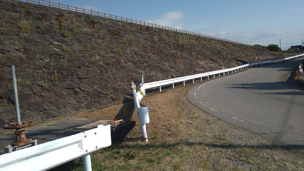 十二貫野湖の堤体