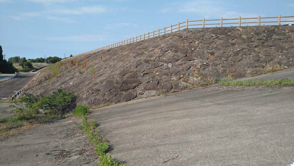 十二貫野湖の堤体