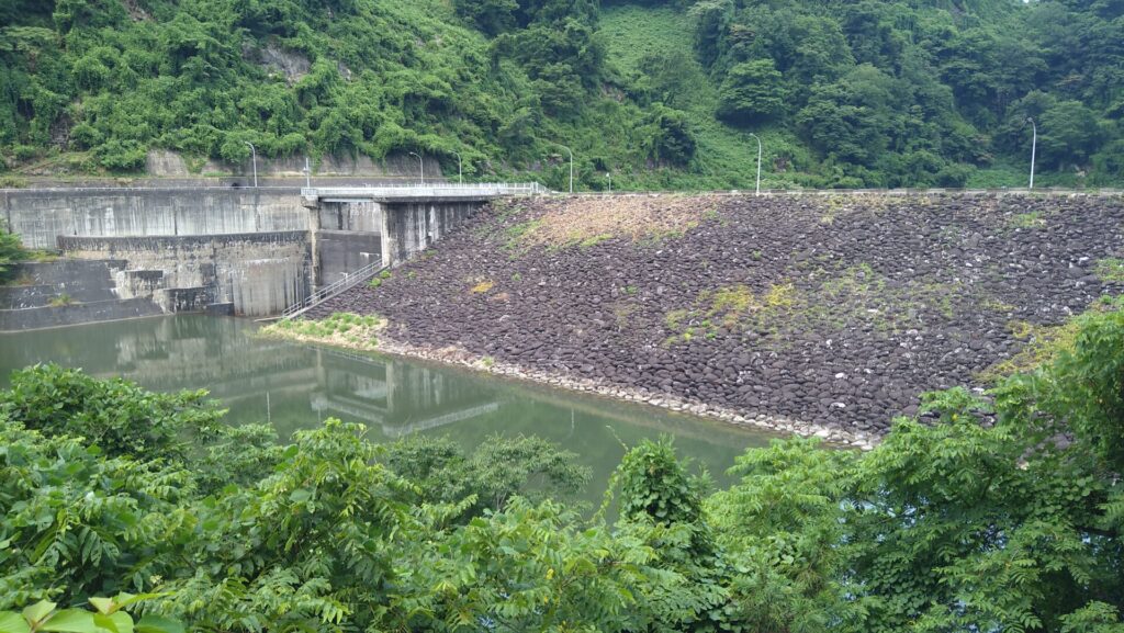 右岸の上流側から見た角川ダム