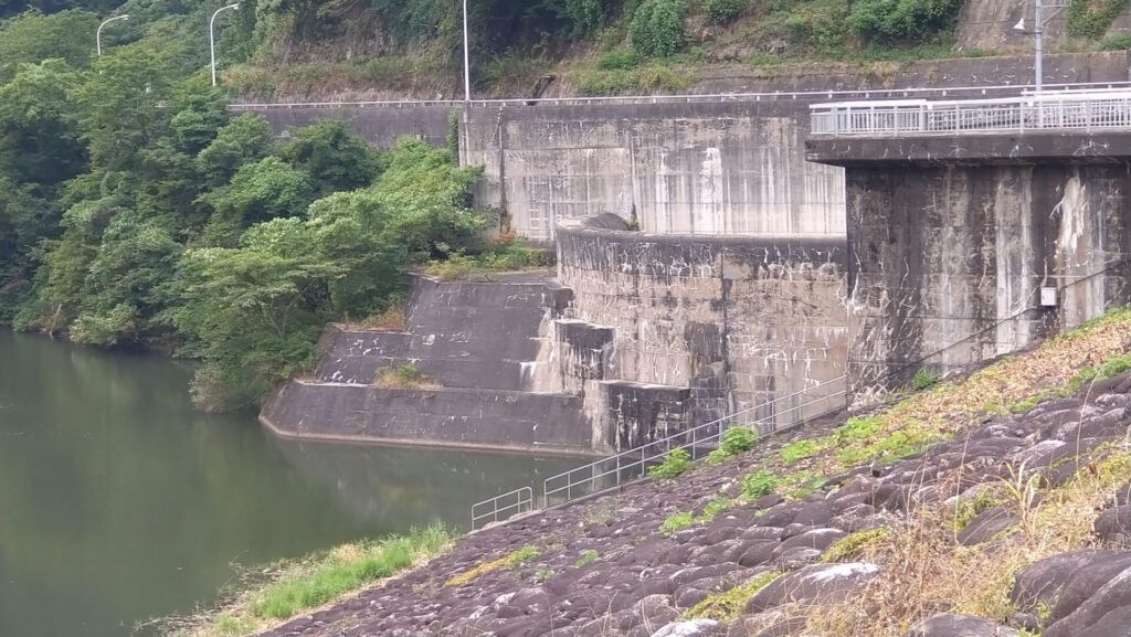 角川ダムの洪水吐