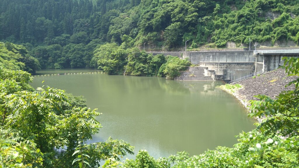 角川ダムのダム湖