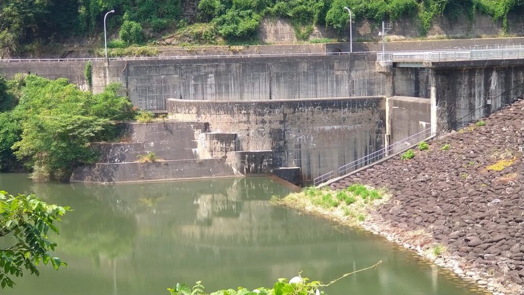 角川ダムの洪水吐
