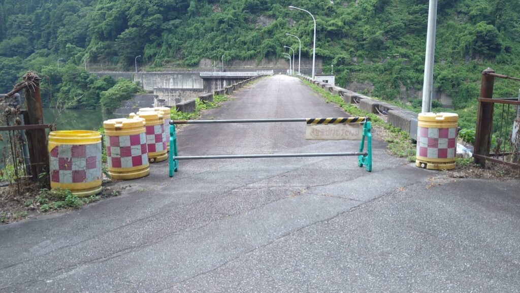 角川ダムの天端