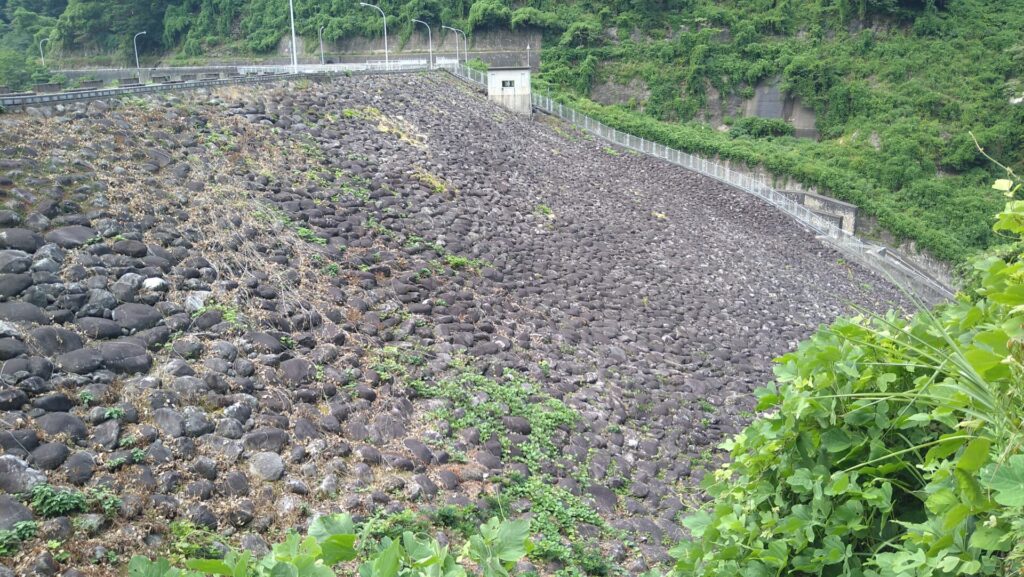 右岸の下流側から見た角川ダム