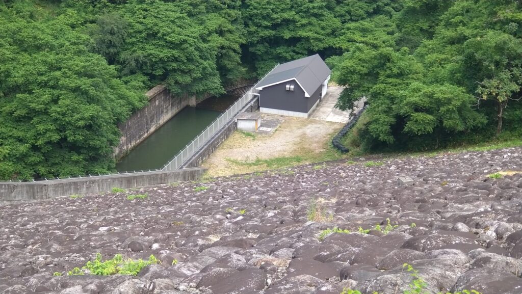 角川ダムの洪水吐