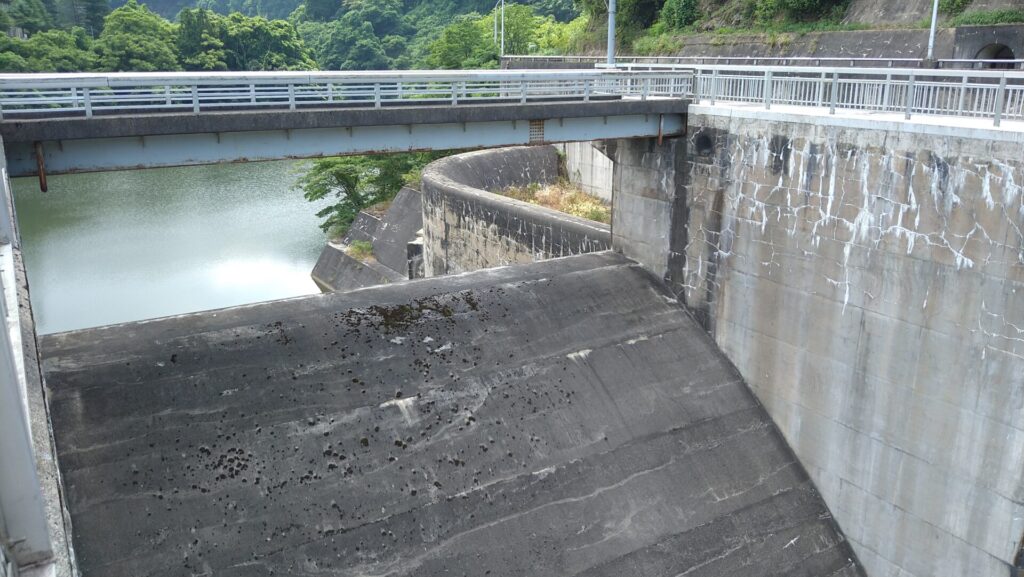 角川ダムの洪水吐