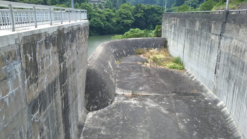 角川ダムの洪水吐