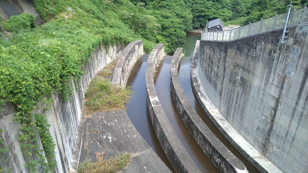 角川ダムの洪水吐