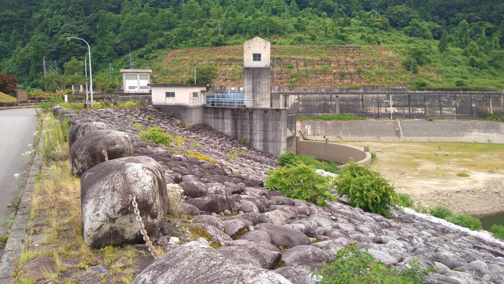 上流側から見た上市川第2ダム