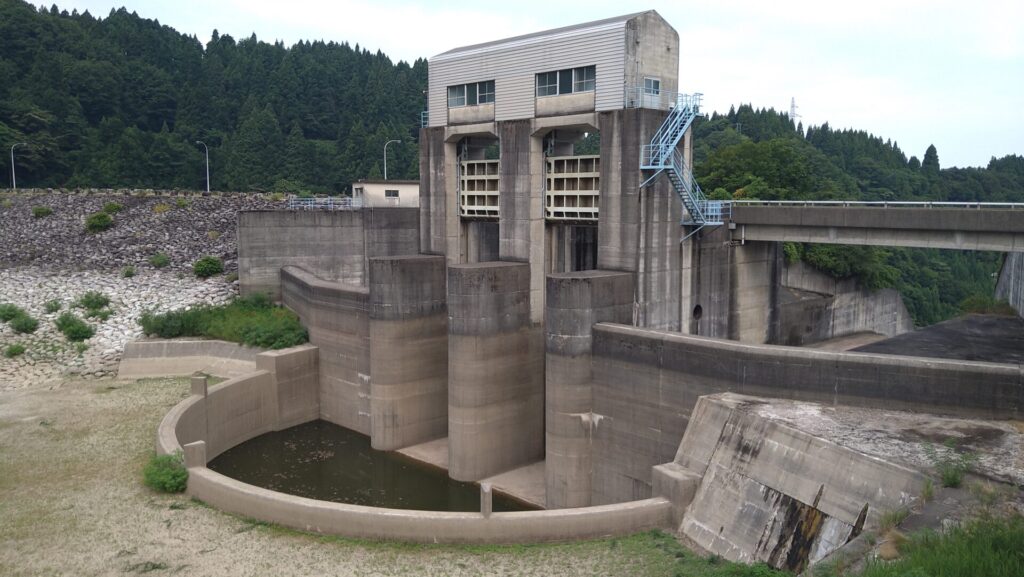 上市川第2ダムの洪水吐