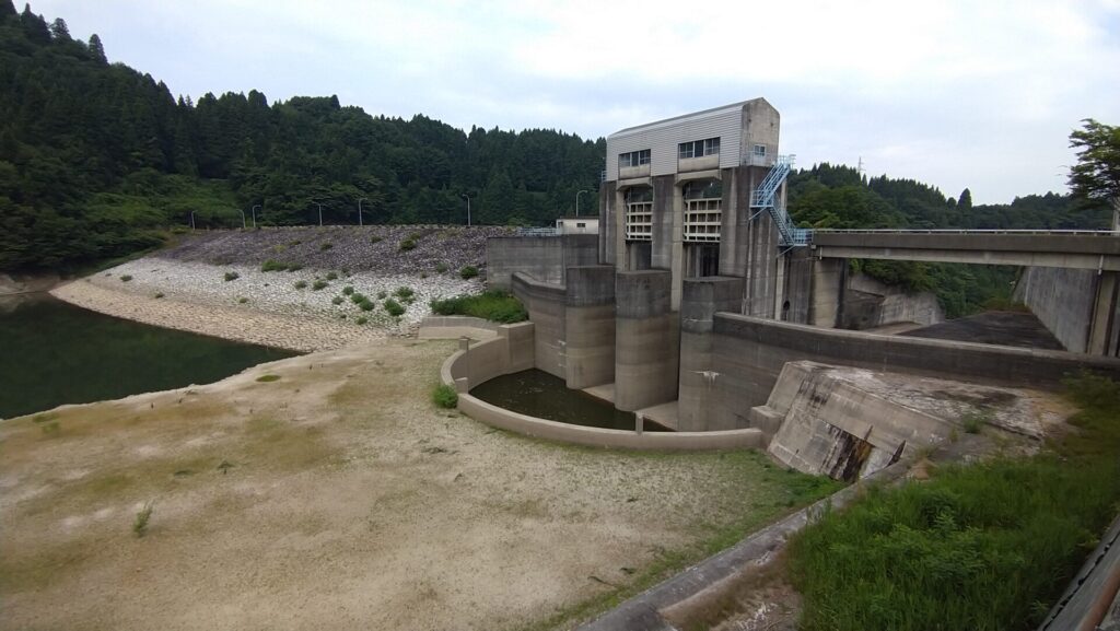 右岸の上流側から見た上市川第2ダム