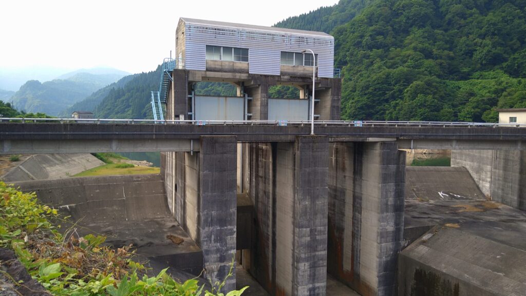 上市川第2ダムの洪水吐