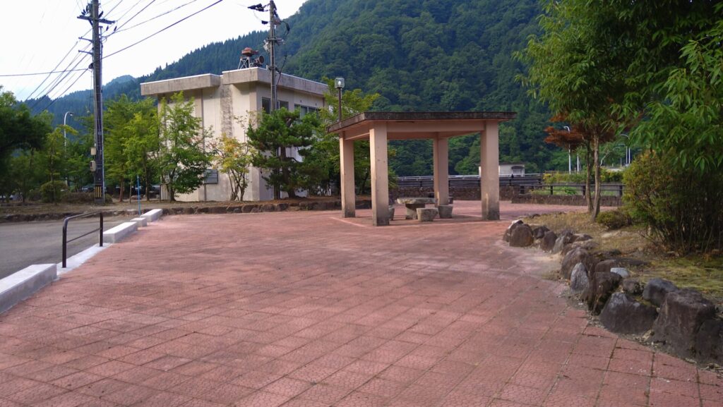 上市川第2ダムの右岸の広場